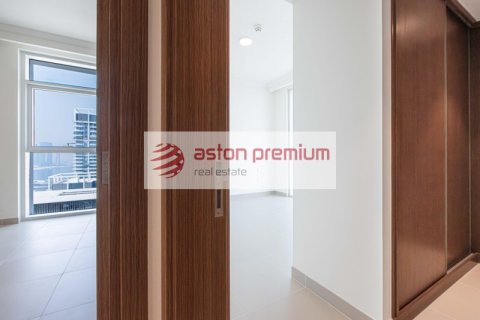 Квартира с 2 спальнями в EMAAR Beachfront, ОАЭ №132622 19