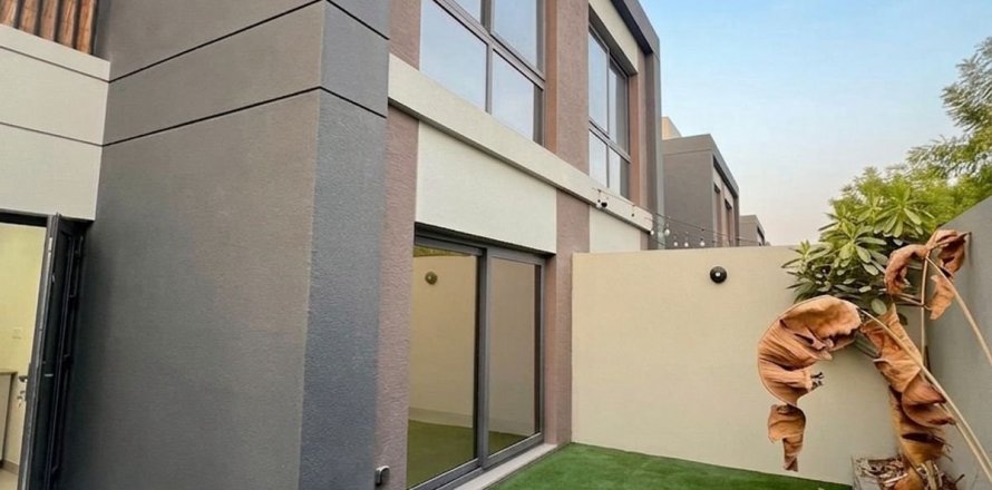 2 bedrooms Villa in Dubai, UAE No. 205351