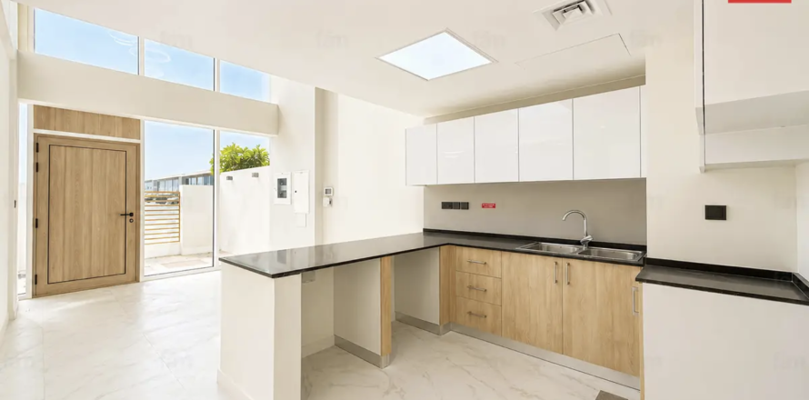 2 bedrooms Townhouse in Dubai, UAE No. 168747