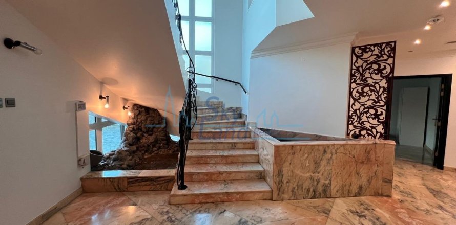 1 room Commercial Villa in Jumeirah, UAE No. 135277