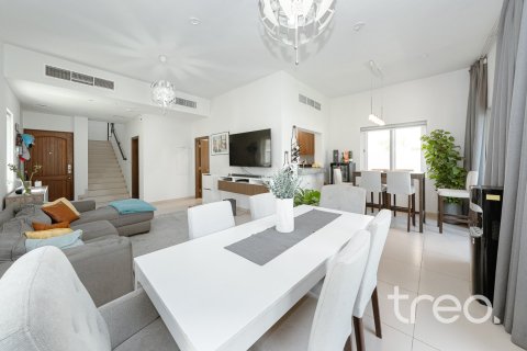 Townhouse de 3 dormitorios en Dubai, UAE No. 188033