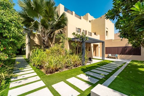 Вилла с 6 спальнями в Дубай, ОАЭ №147084 3