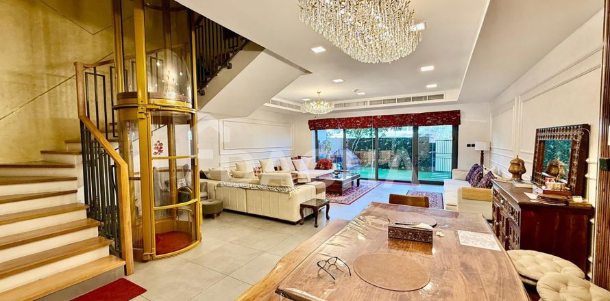 Вилла с 4 спальнями в District 10, ОАЭ №155477