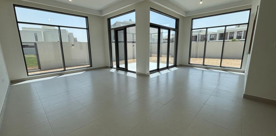 Villa de 4 chambres à Dubai, UAE No. 107228