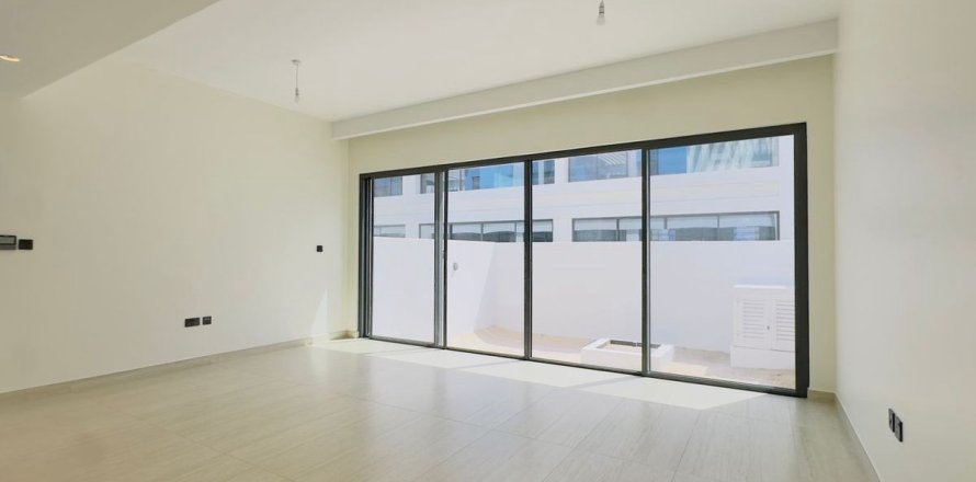 5 bedrooms Townhouse in Dubai, UAE No. 132016