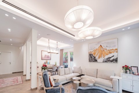 Вилла с 4 спальнями в Дубай, ОАЭ №146798 3