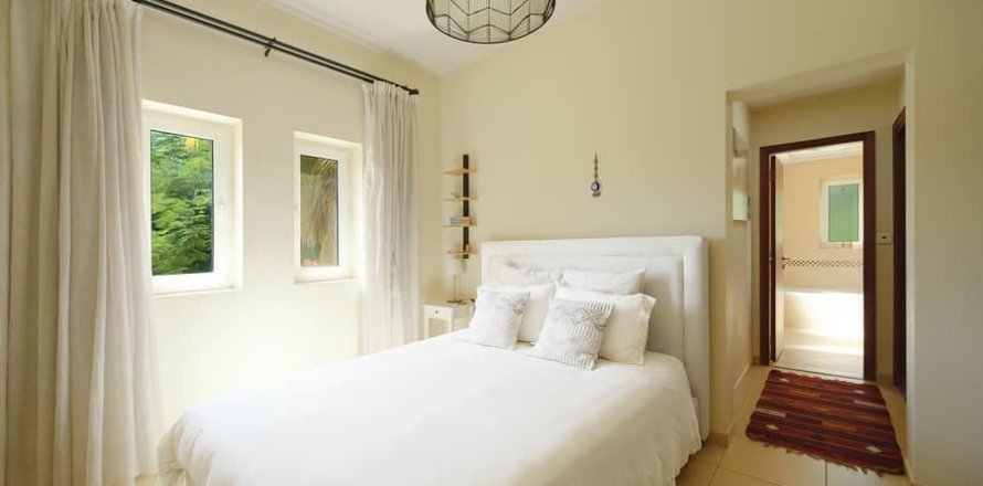 5 bedrooms Villa  No. 114495