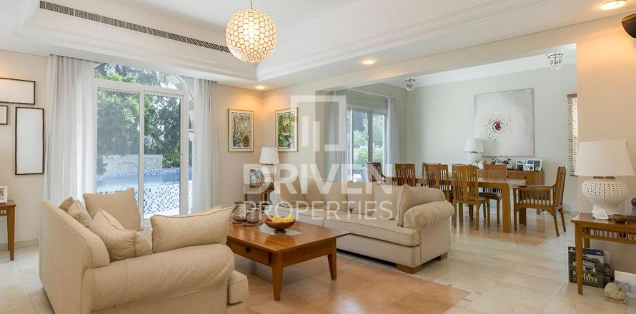 Villa de 5 dormitorios en Dubai Sports City, UAE No. 84924