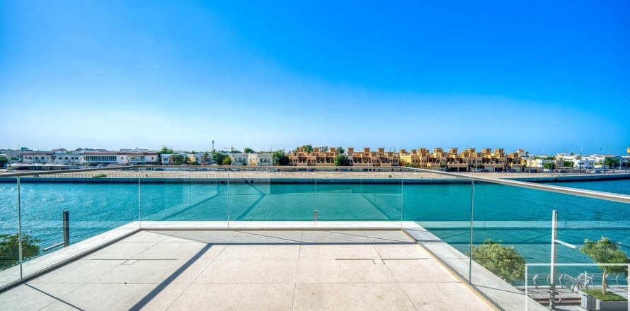 Villa de 3 dormitorios en Jumeirah, UAE No. 136389