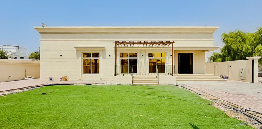 Villa de 4 chambres à Dubai, UAE No. 208812