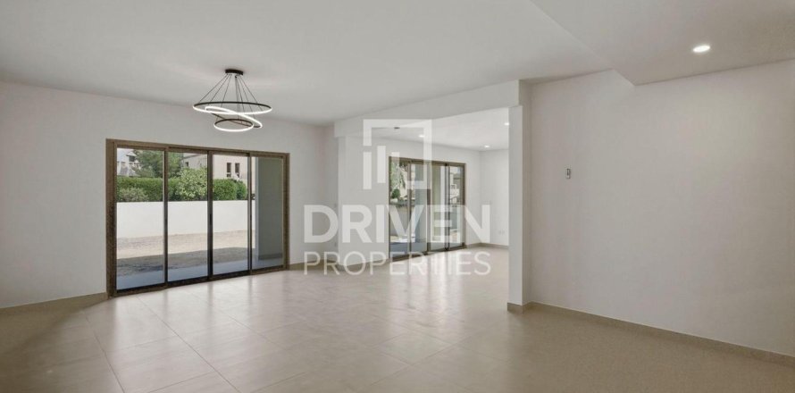 4 bedrooms Villa in Jebel Ali, UAE No. 193134