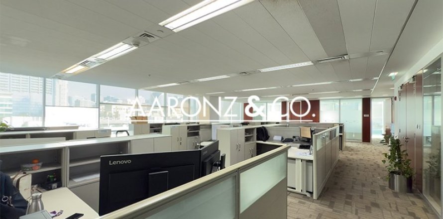 557m² Office in Sheikh Zayed Road, UAE No. 132704