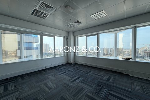 372m² Office in Sheikh Zayed Road, UAE No. 136848 4