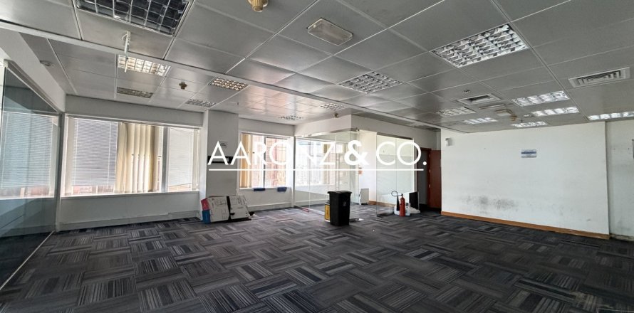 372m² Office in Sheikh Zayed Road, UAE No. 136848