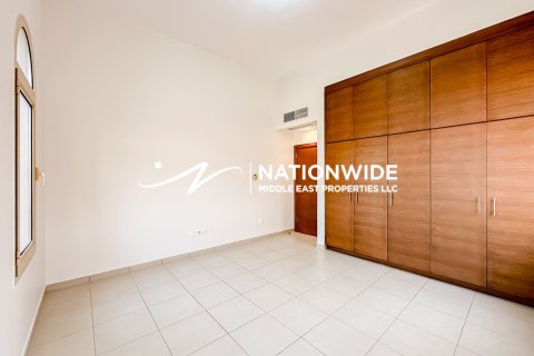 Вилла с 4 спальнями в Абу-Даби, ОАЭ №137615 3