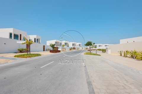 6 bedrooms Villa in Abu Dhabi, UAE No. 91509 2