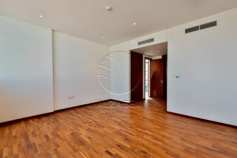 6 bedrooms Villa in Abu Dhabi, UAE No. 91509 3