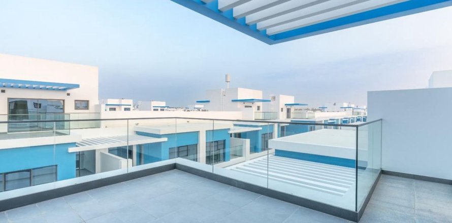 5 bedrooms Townhouse in Dubai, UAE No. 149331