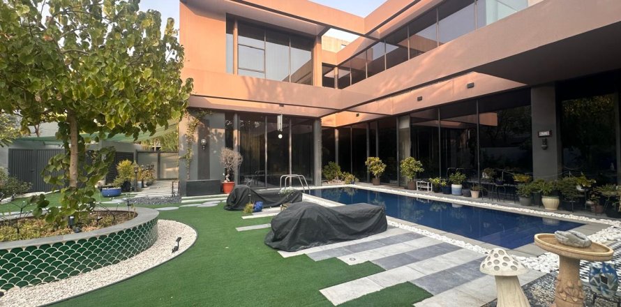 5 bedrooms Villa in Tilal City, UAE No. 208648
