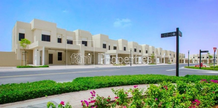 Townhouse de 3 dormitorios en Town Square, UAE No. 147542