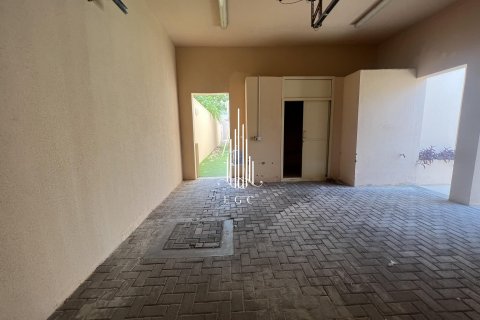 Villa de 5 dormitorios en Khalifa City, UAE No. 32179 11