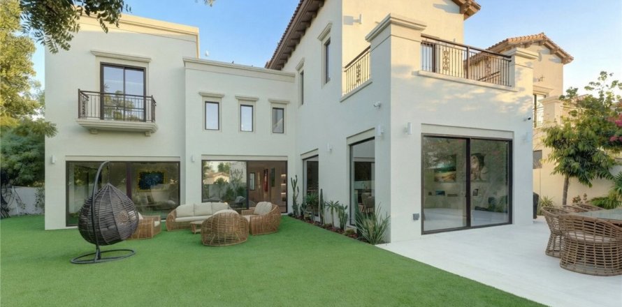 Villa de 4 dormitorios en Dubai, UAE No. 183454