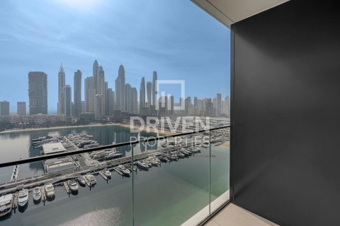 Квартира с 2 спальнями в EMAAR Beachfront, ОАЭ №193775 7
