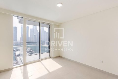Квартира с 2 спальнями в EMAAR Beachfront, ОАЭ №193775 3