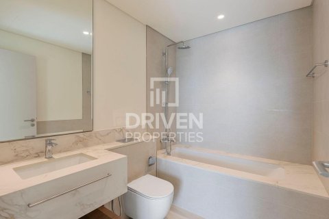 Квартира с 2 спальнями в EMAAR Beachfront, ОАЭ №193775 12