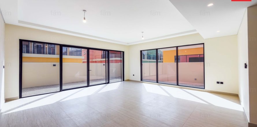 5 bedrooms Townhouse in Dubai, UAE No. 199479