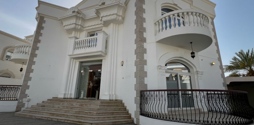 9 bedrooms Villa in Muscat, Oman No. 67920