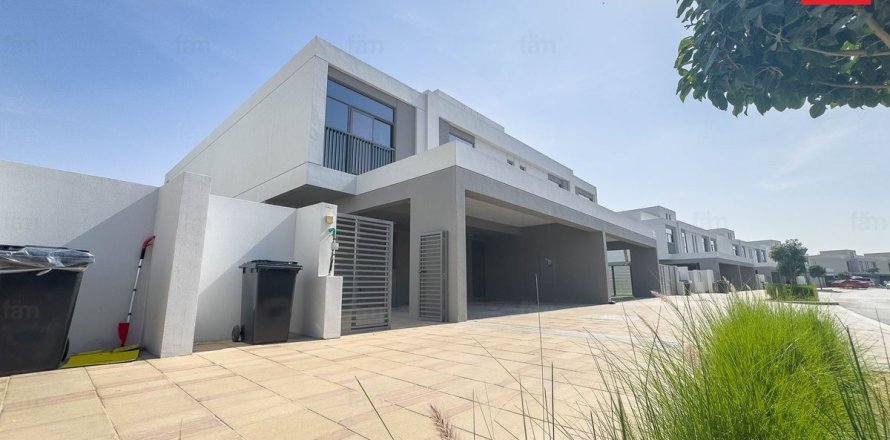 5 bedrooms Villa in Dubai, UAE No. 143389