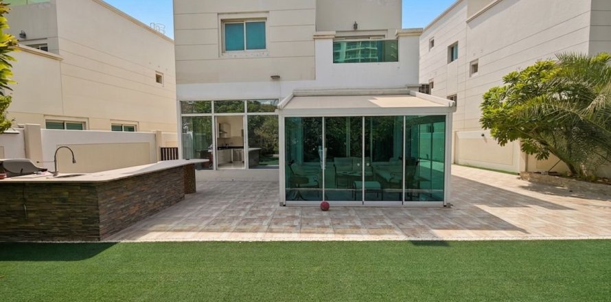 4 bedrooms Villa in Dubai, UAE No. 199446