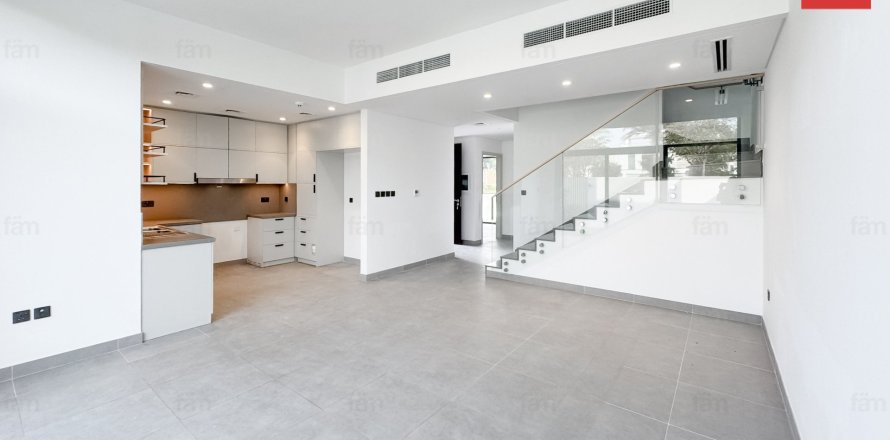 4 bedrooms Villa in Dubai, UAE No. 137442