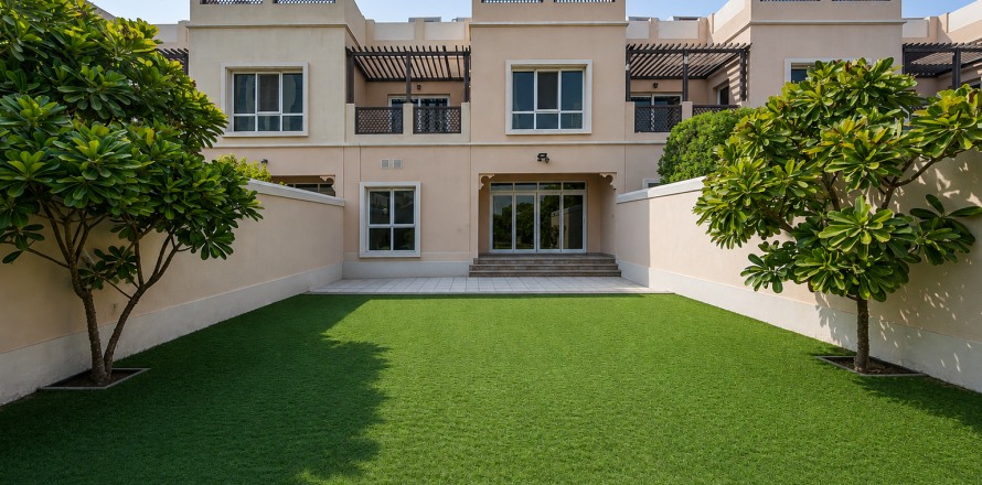 Villa de 4 dormitorios en Al Barsha, UAE No. 202365