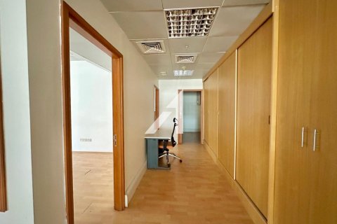 124m² Office in Sheikh Zayed Road, UAE No. 151385 14