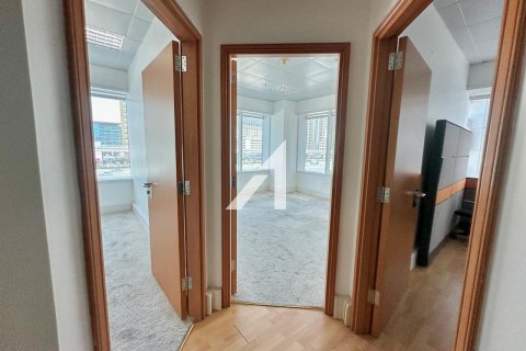 124m² Office in Sheikh Zayed Road, UAE No. 151385 10