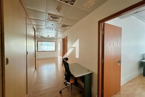124m² Office in Sheikh Zayed Road, UAE No. 151385 12