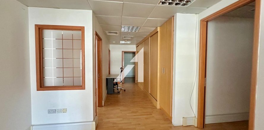 124m² Office in Sheikh Zayed Road, UAE No. 151385