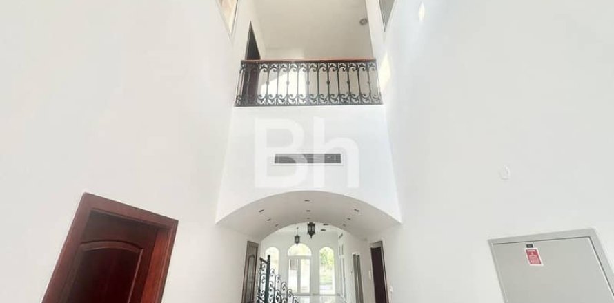 Villa de 5 dormitorios  No. 114444
