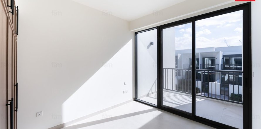 Villa de 4 dormitorios en Town Square, UAE No. 135641