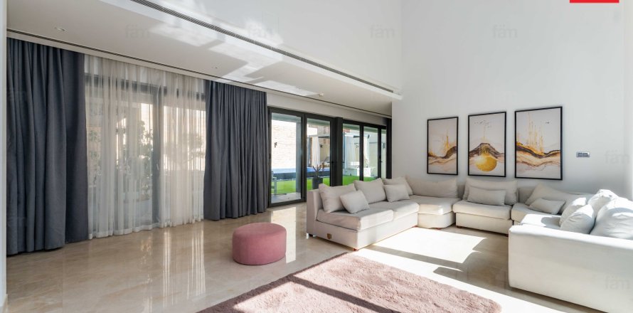 4 bedrooms Villa in Dubai, UAE No. 135635