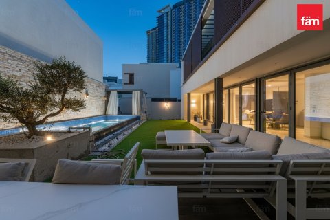 4 bedrooms Villa in Dubai, UAE No. 135635 12