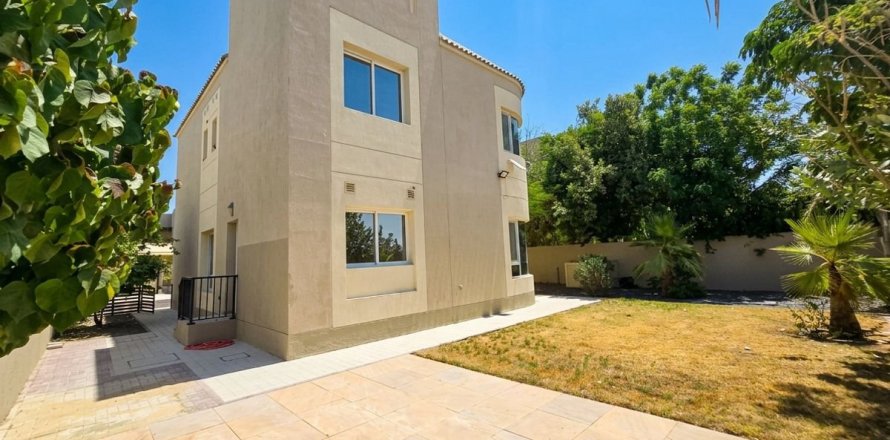 4 bedrooms Villa in Dubai, UAE No. 164286